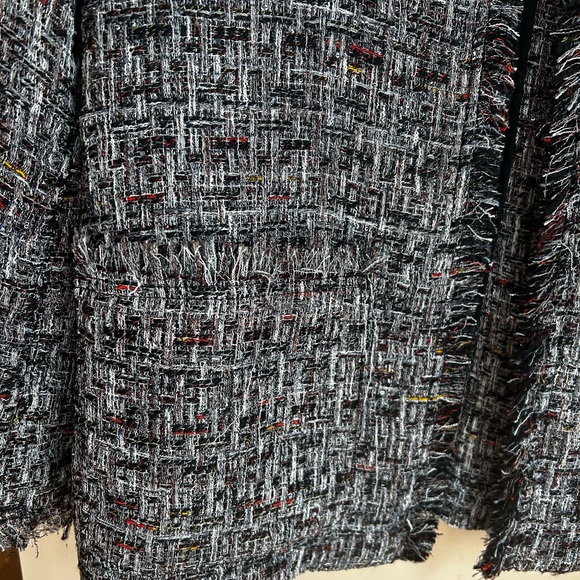 Gorgeous open blazer in Chanel like tweed look subtle gray and red pattern. - Picture 5 of 5